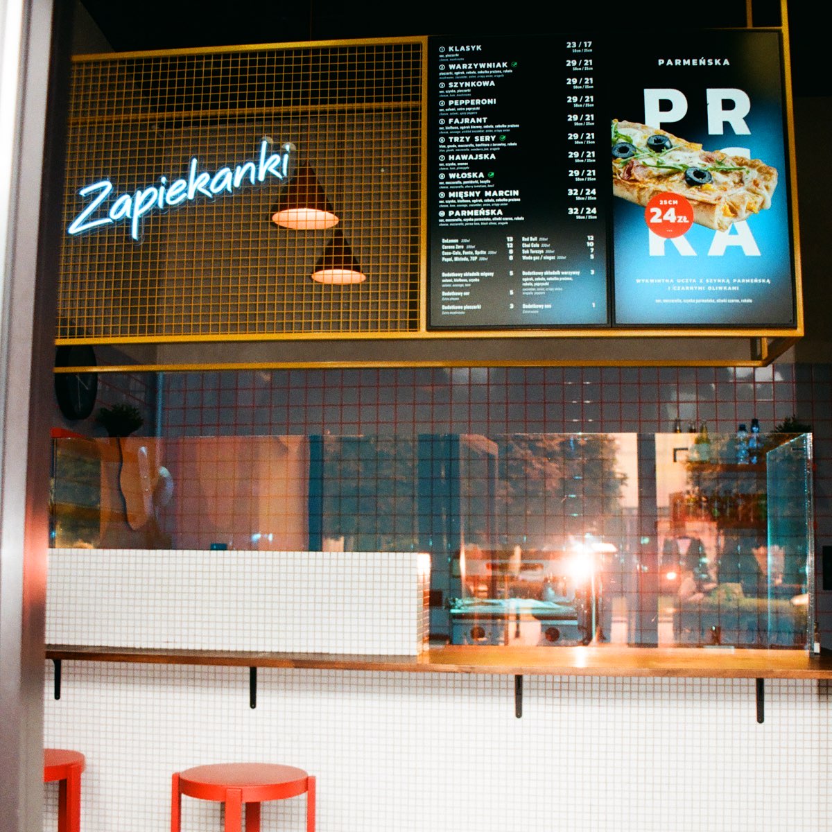 Lada Pałaszowania z neonem Zapiekanki, tablicą menu i czerwonymi stołkami